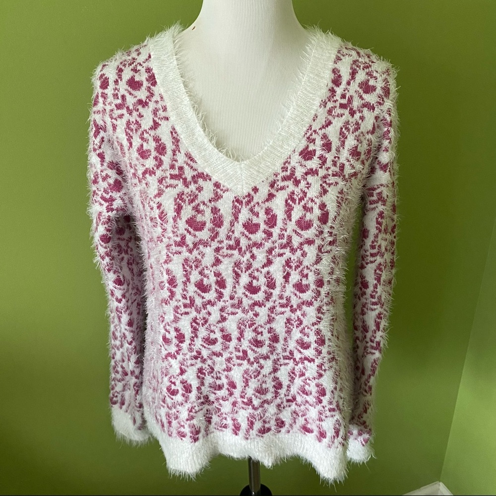White Mark Pink Leopard Eyelash V-neck Sweater